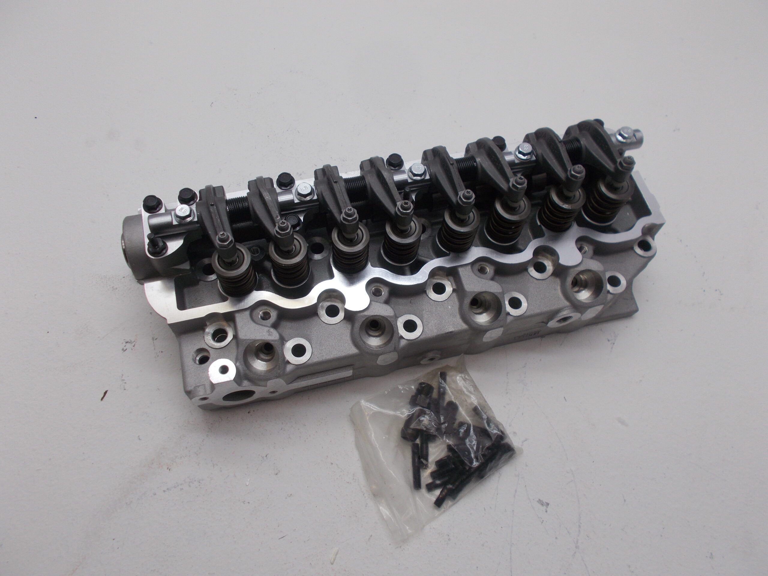 Головка блока цилиндров MITSUBISHI PAJERO 4D56/ MONTERO ГОЛАЯ LINK MD351277