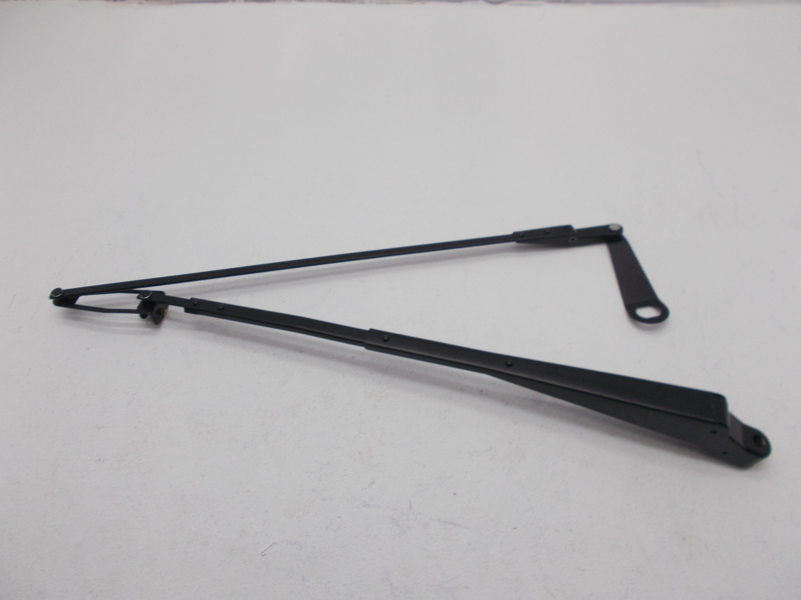 Поводок стеклоочистителя ПАЗ-3205,ЛИАЗ 610мм (винт 5.5мм М4) LINKPARTS
